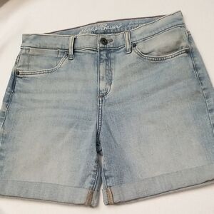 Eddie Bauer Light Wash Mid-rise Jean Mom Shorts w/ Rolled Hem Size 2